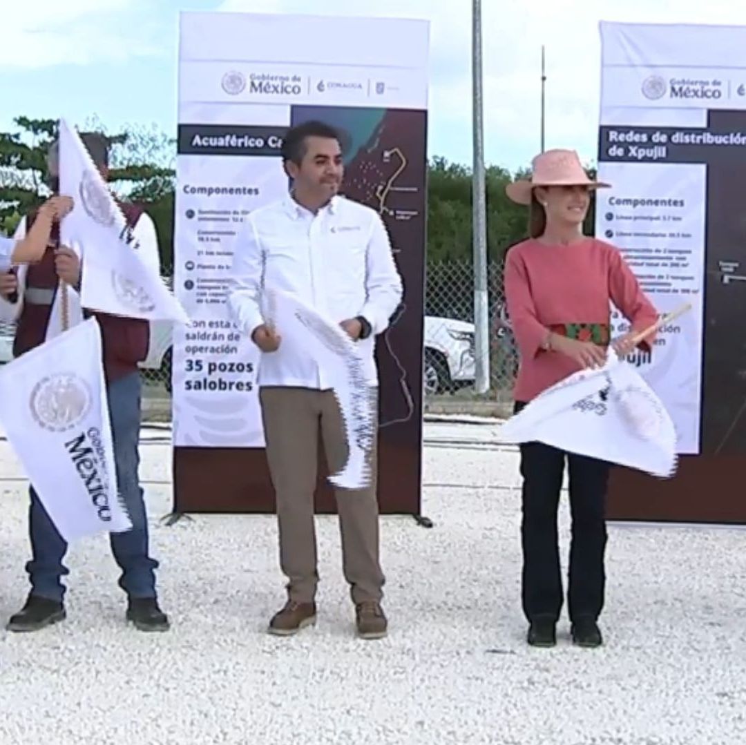 Personas sostienen banderas blancas.