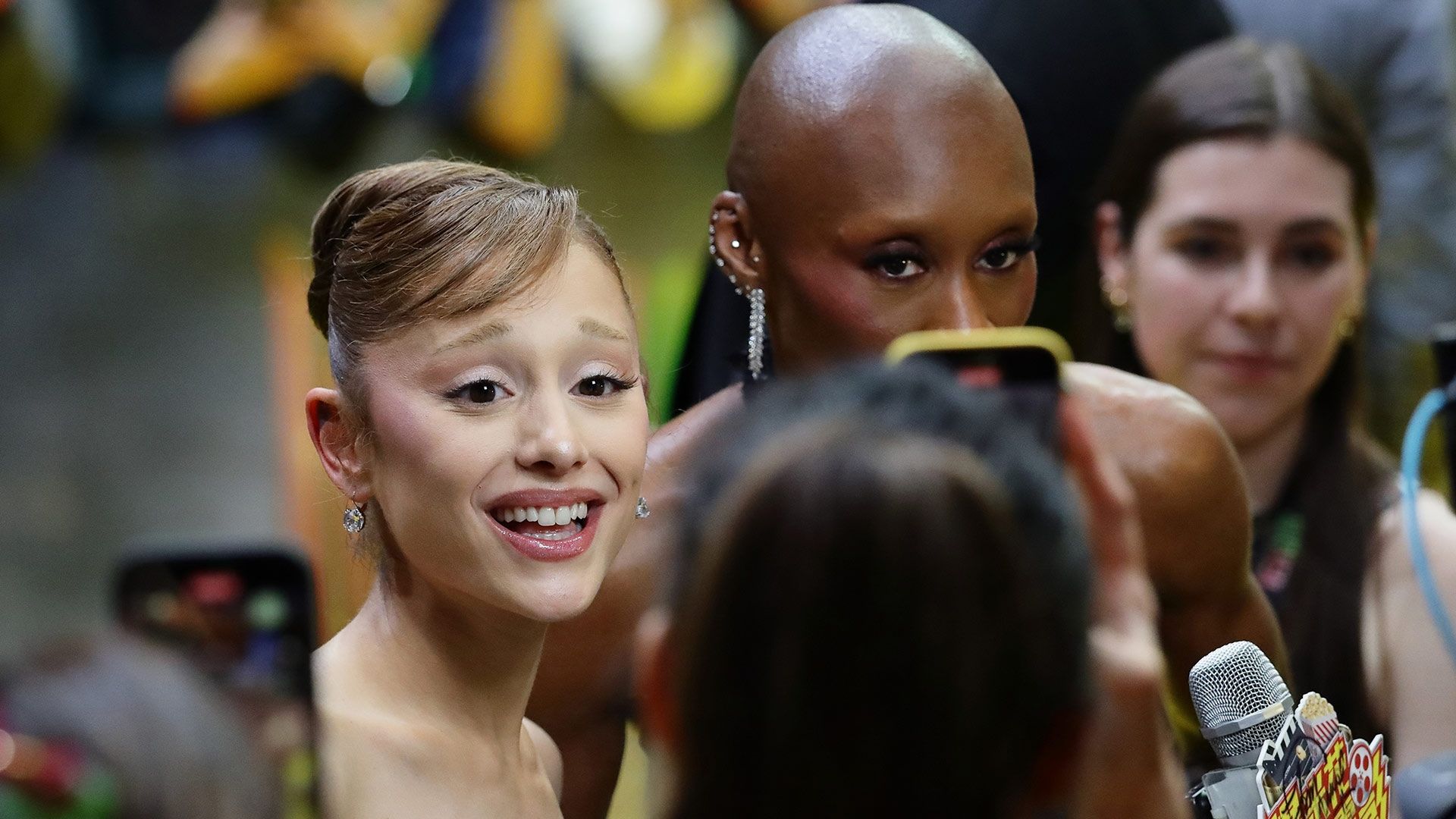 Ariana Grande y Cynthia Erivo en Singapur.