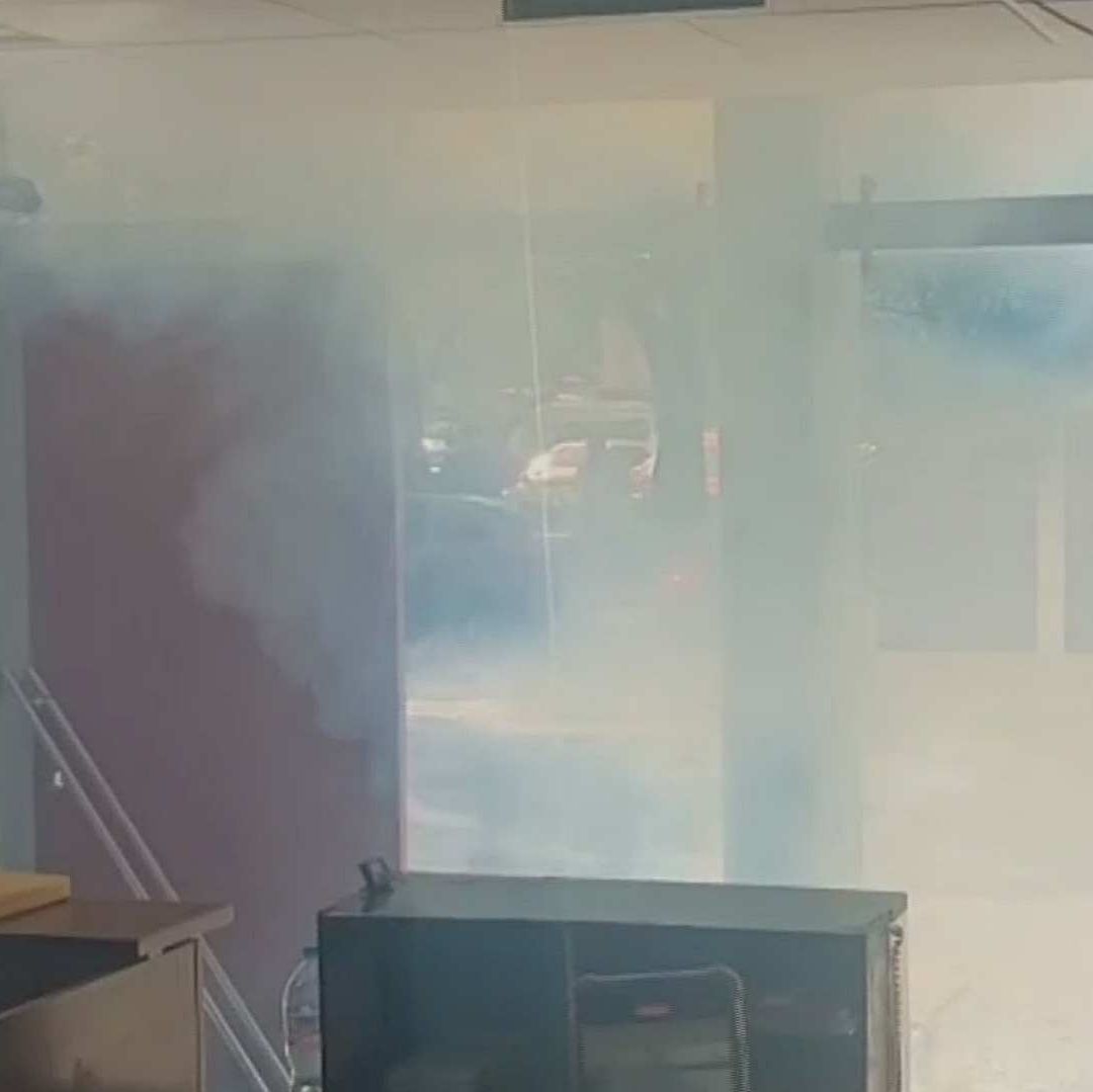 Humo ingresa a oficinas del PJCDMX luego de estallido de petardo. Foto: Captura de pantalla
