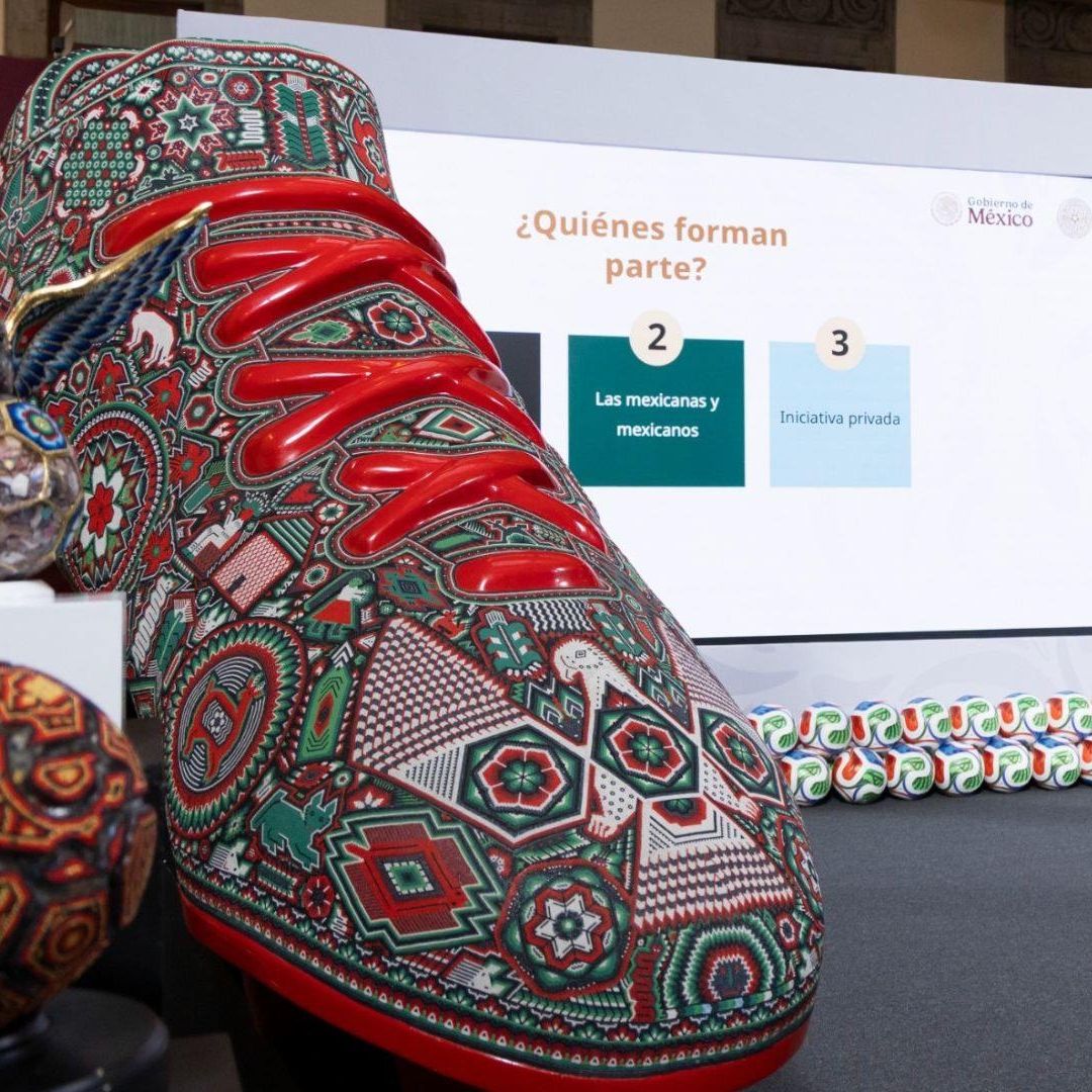 Un tenis de gran tamaño.