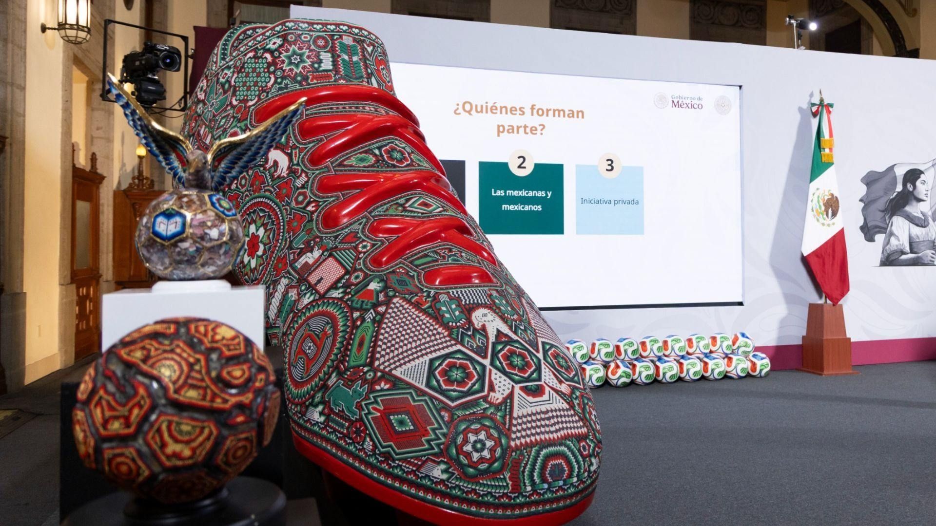 Un tenis de gran tamaño.