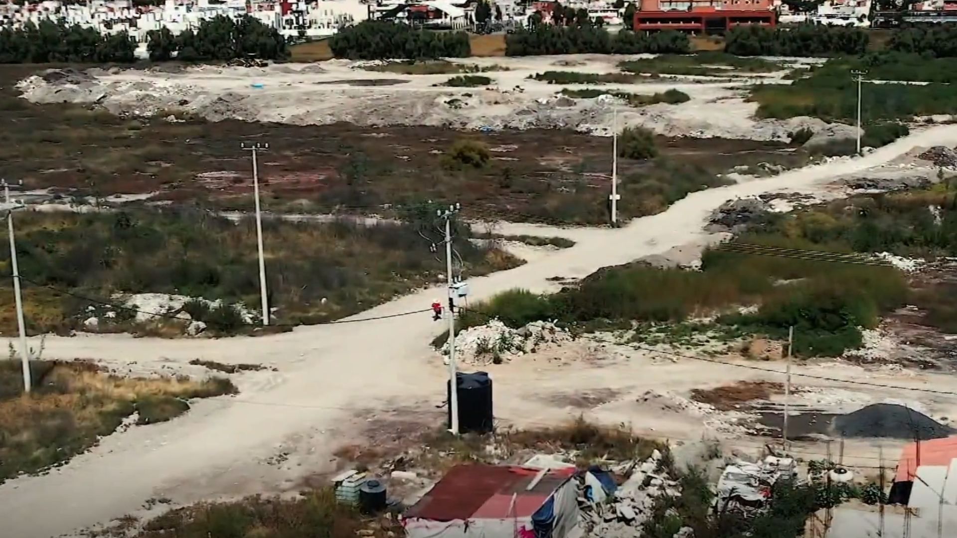 Invasión en el Lago de Texcoco Cuenta Hasta con Instalación de Postes de Luz