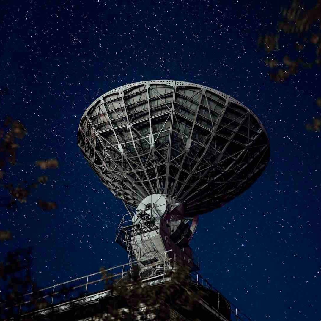 Radiotelescopio apunta hacia el cielo