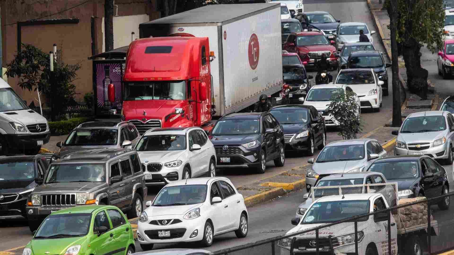 El Hoy no Circula prohíbe que los autos con engomado rojo y terminación de placa 3 y 4 circulen el 1 de febrero de 2023