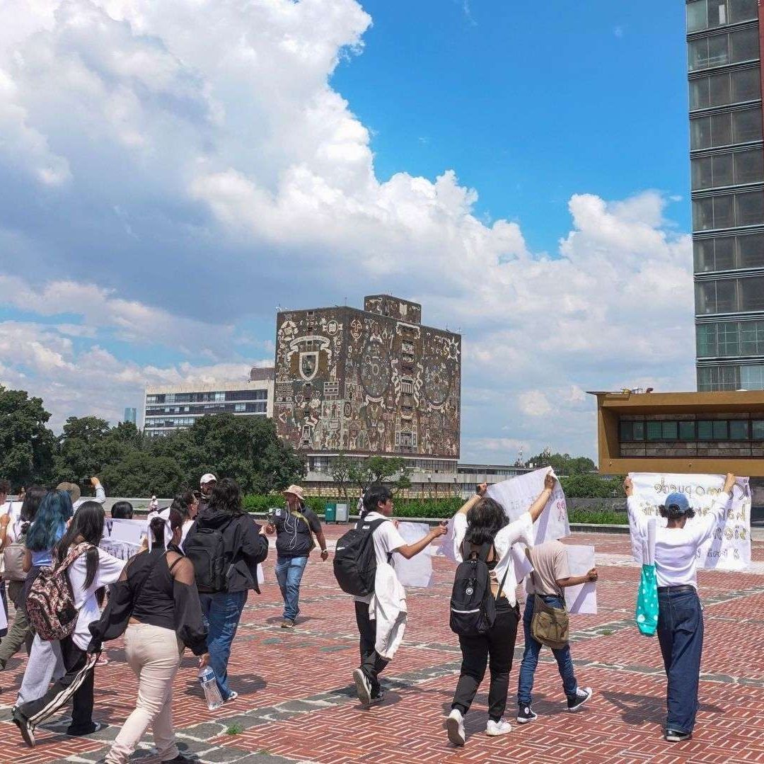 Un grupo de jóvenes portan cárteles.