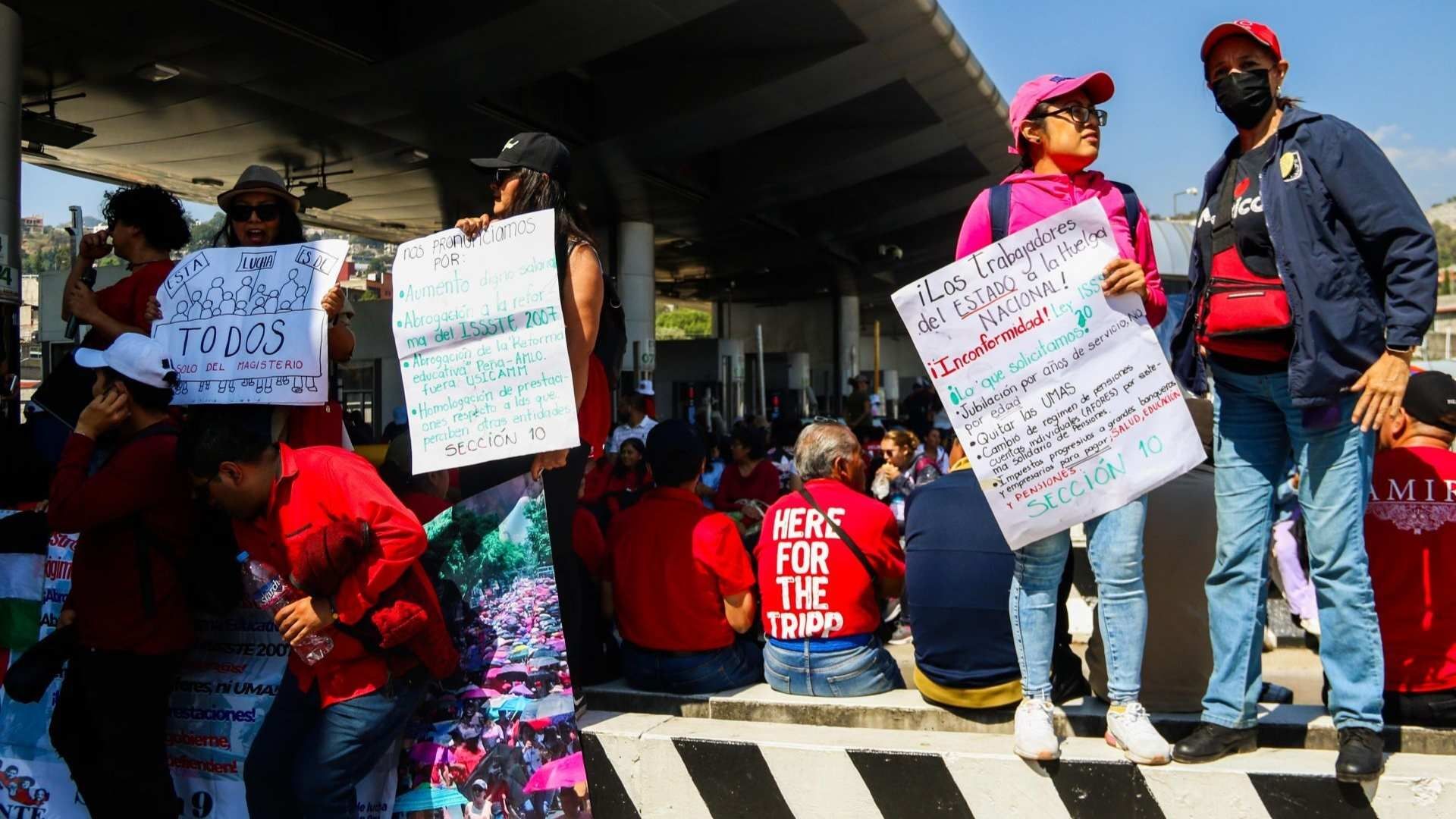 Bloqueo de maestros de la CNTE en la México-Cuernavaca