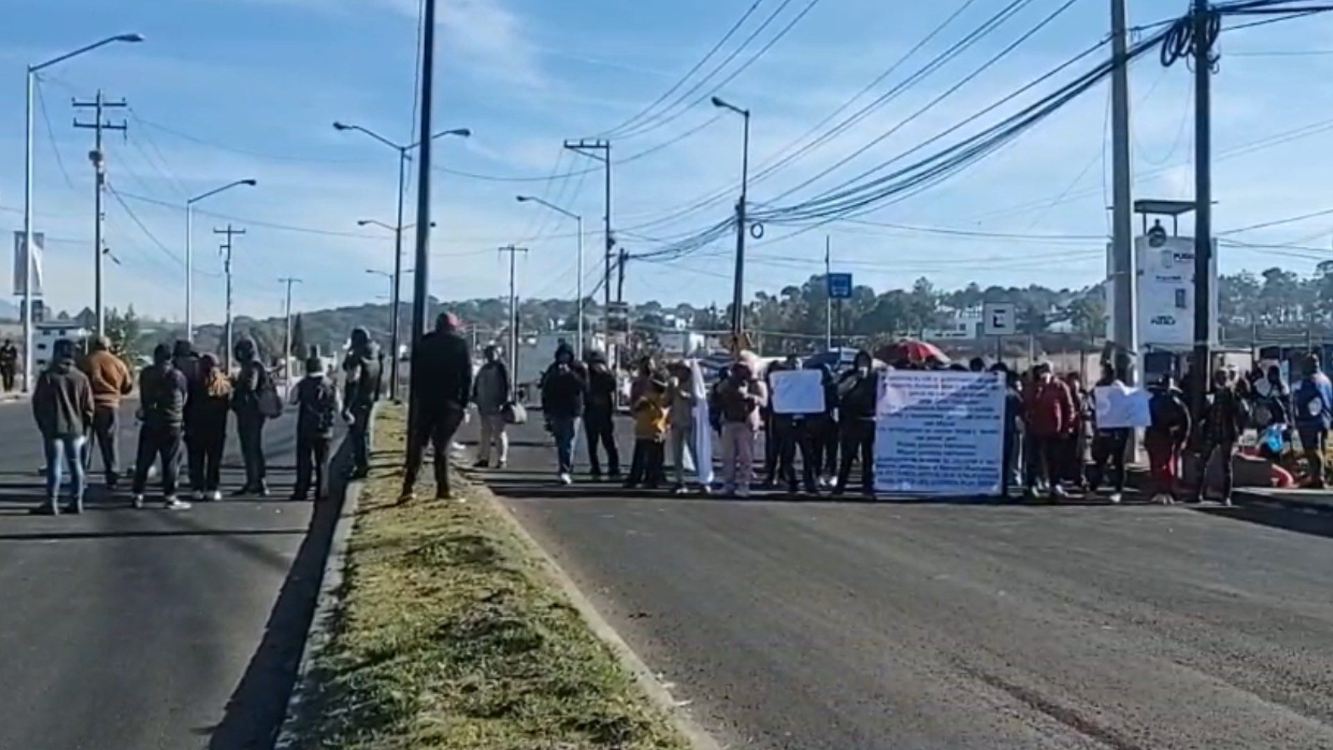 Bloqueo Manifestación Camino al Batán por Familiares Reos Penal de San Miguel Puebla