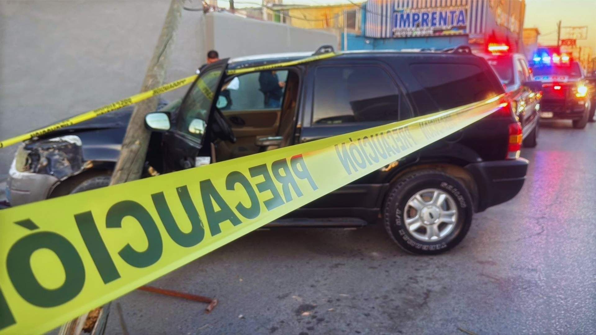 Conductor Choca Contra Poste en Ciudad Juárez y Deja a un Hombre Sin Vida |Foto: N+