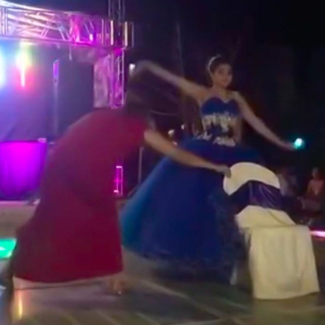 Invitada quita silla de la coreografía durante el vals
