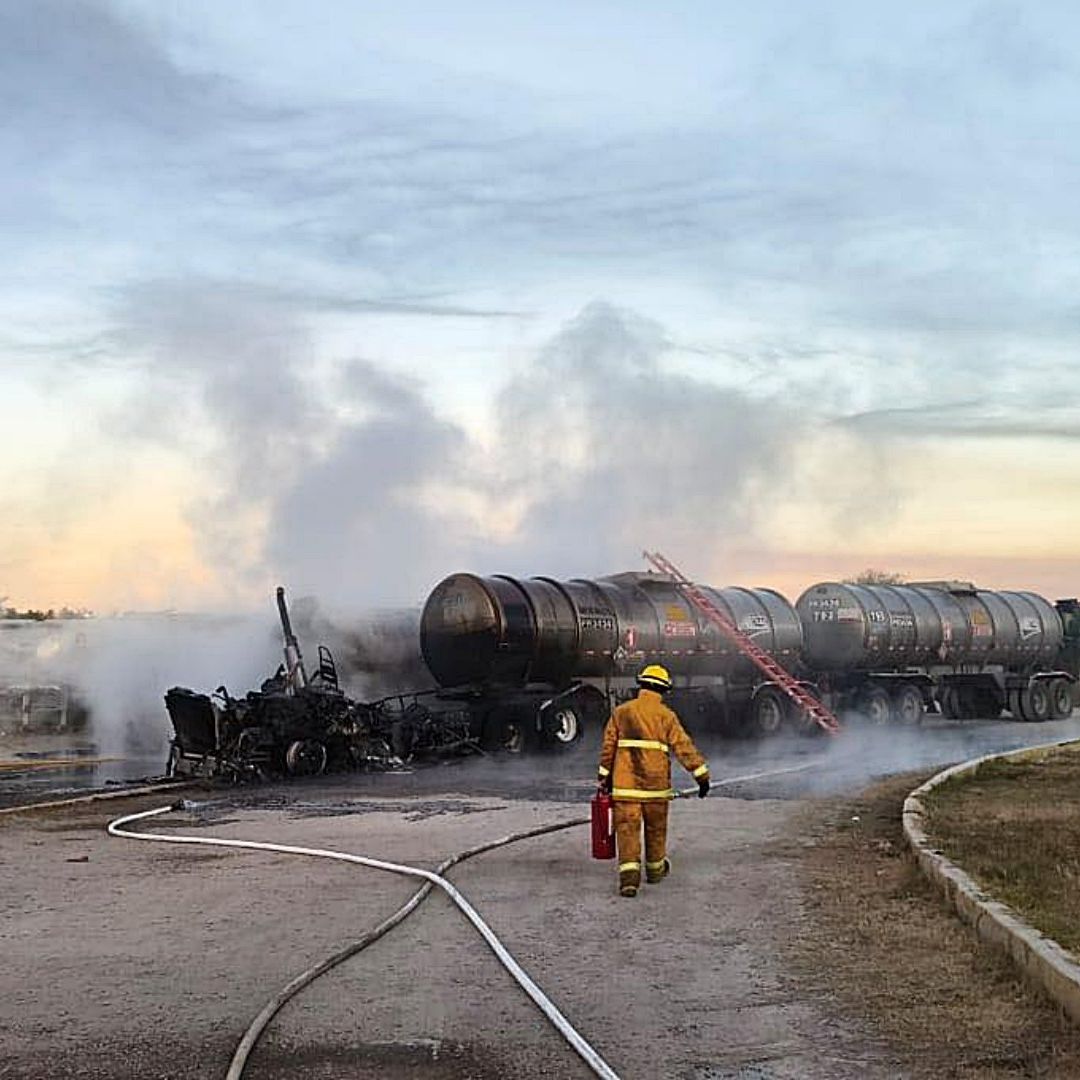 Explosión de tractocamión con dos pipas en Hidalgo.