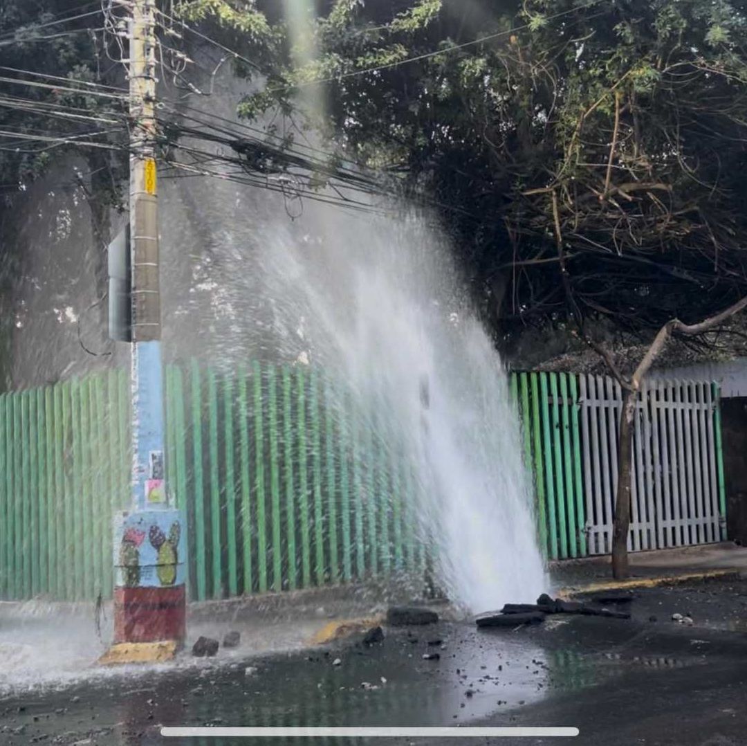 Fuerza del agua rompió pavimento en colonia Purísima, Iztapalapa. Foto: N+
