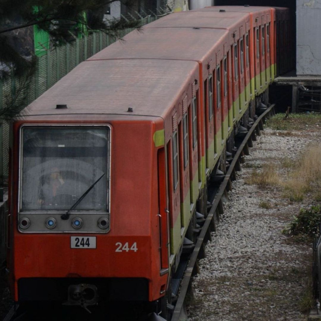 Un tren de color naranja.