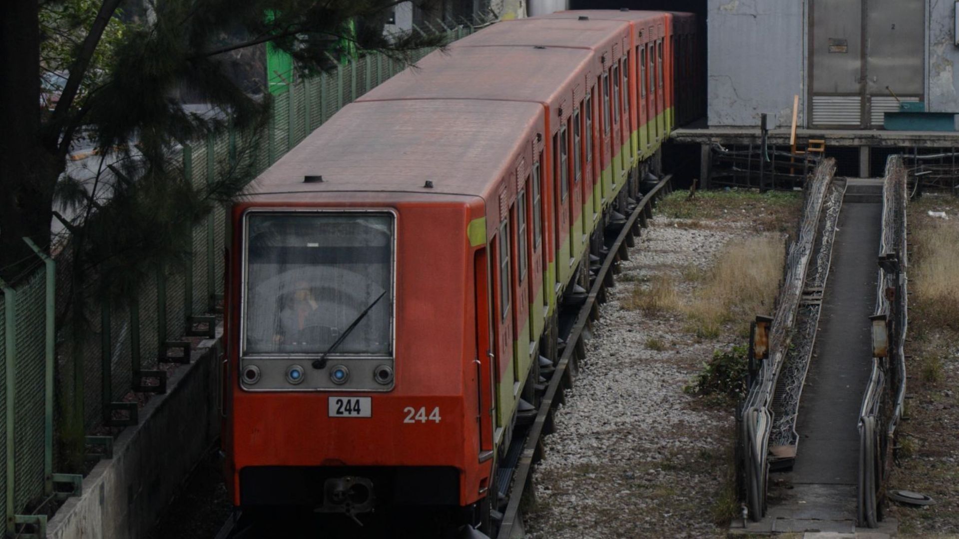 Un tren de color naranja.