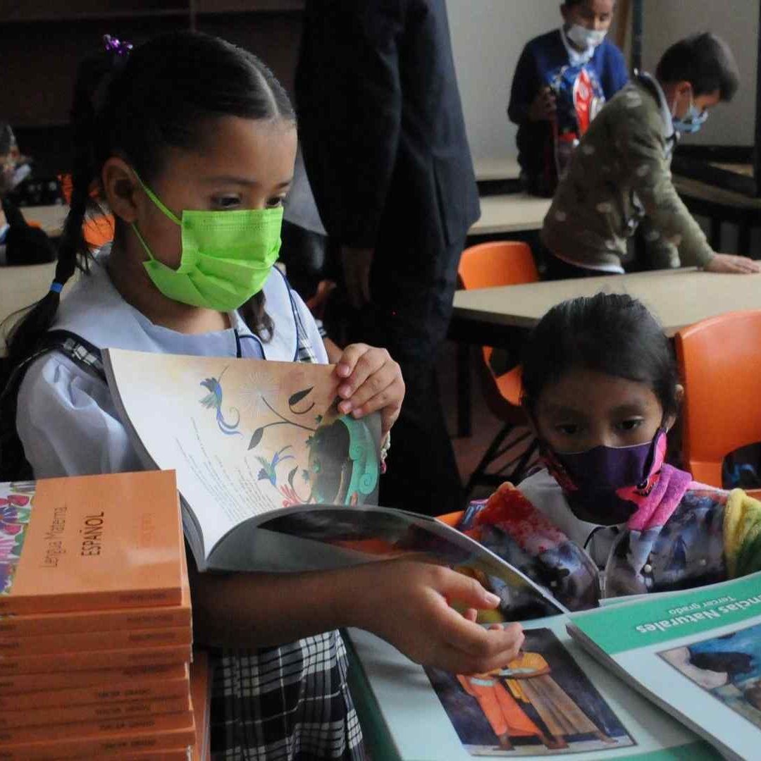 Alumnas revisan sus libros de texto de la SEP, en 2022