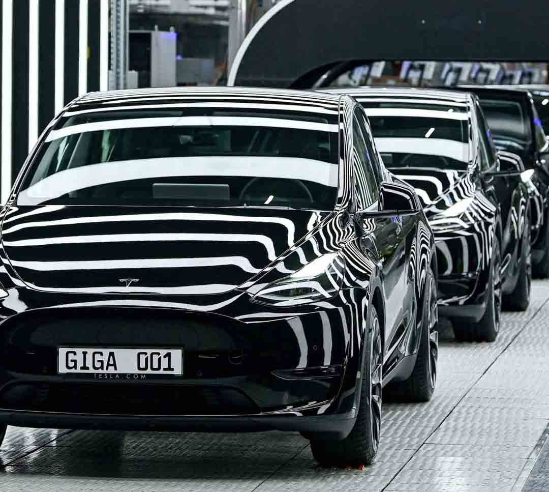 Autos Tesla en una planta de producción