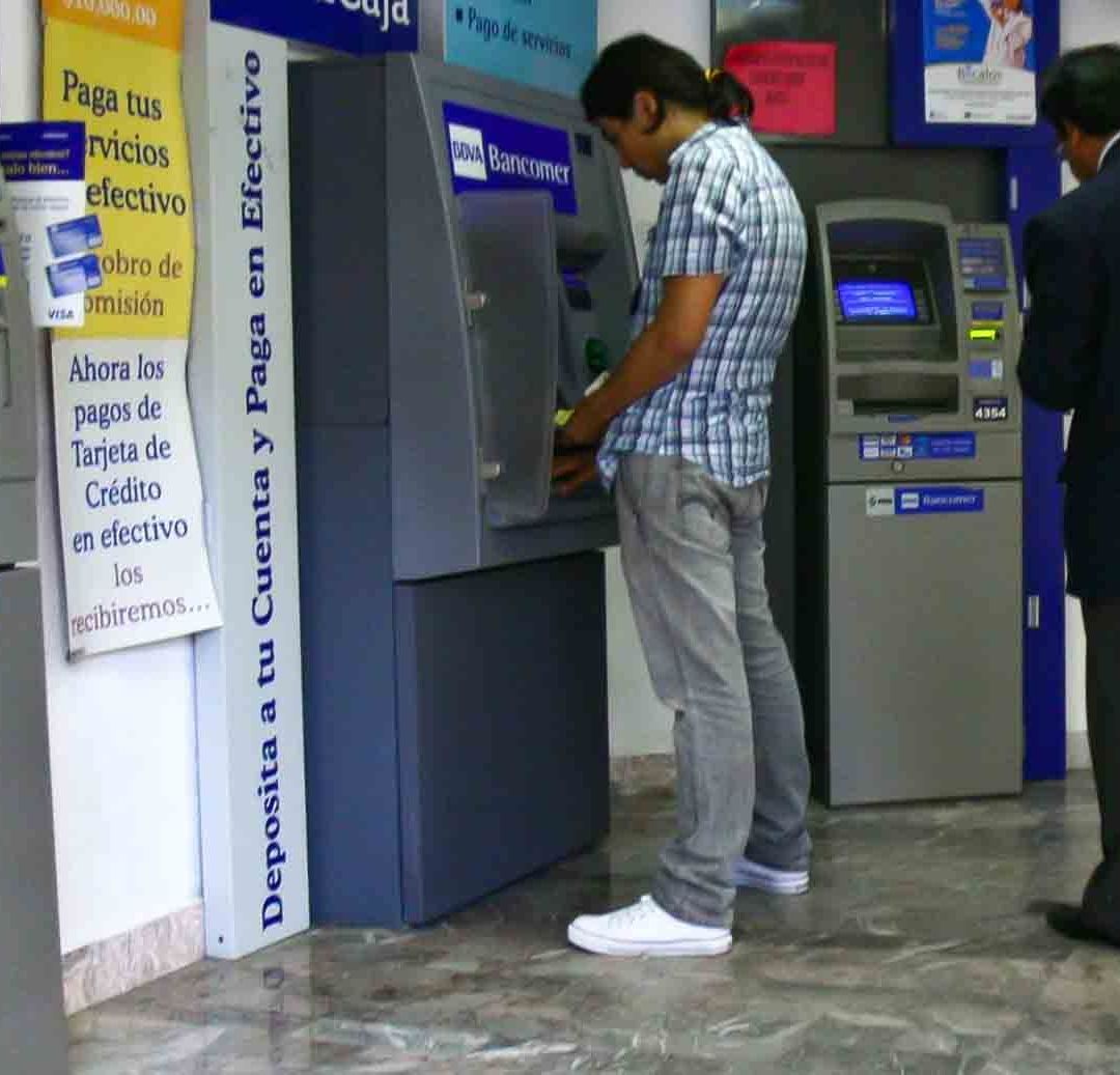 Transfieren por error a desconocido y él se niega a devolver el dinero