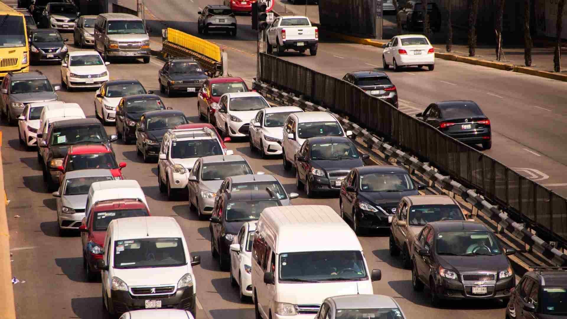 El Hoy no Circula establece que los autos con engomado azul no pueden transitar el 3 de febrero de 2023