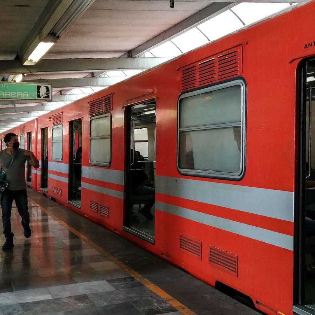 Director del Metro, Guillermo Calderón, denuncia robo de cables.