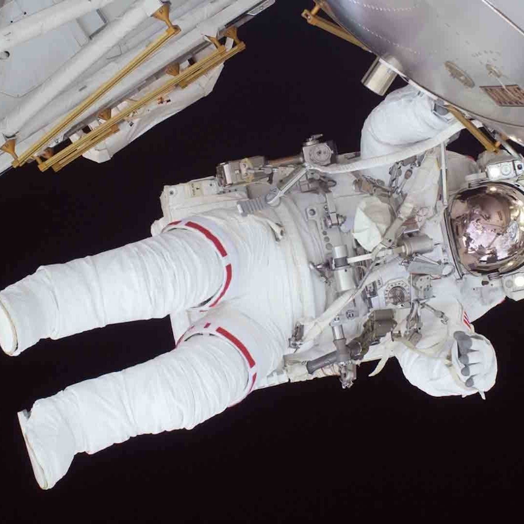 Astronauta durante una caminata espacial
