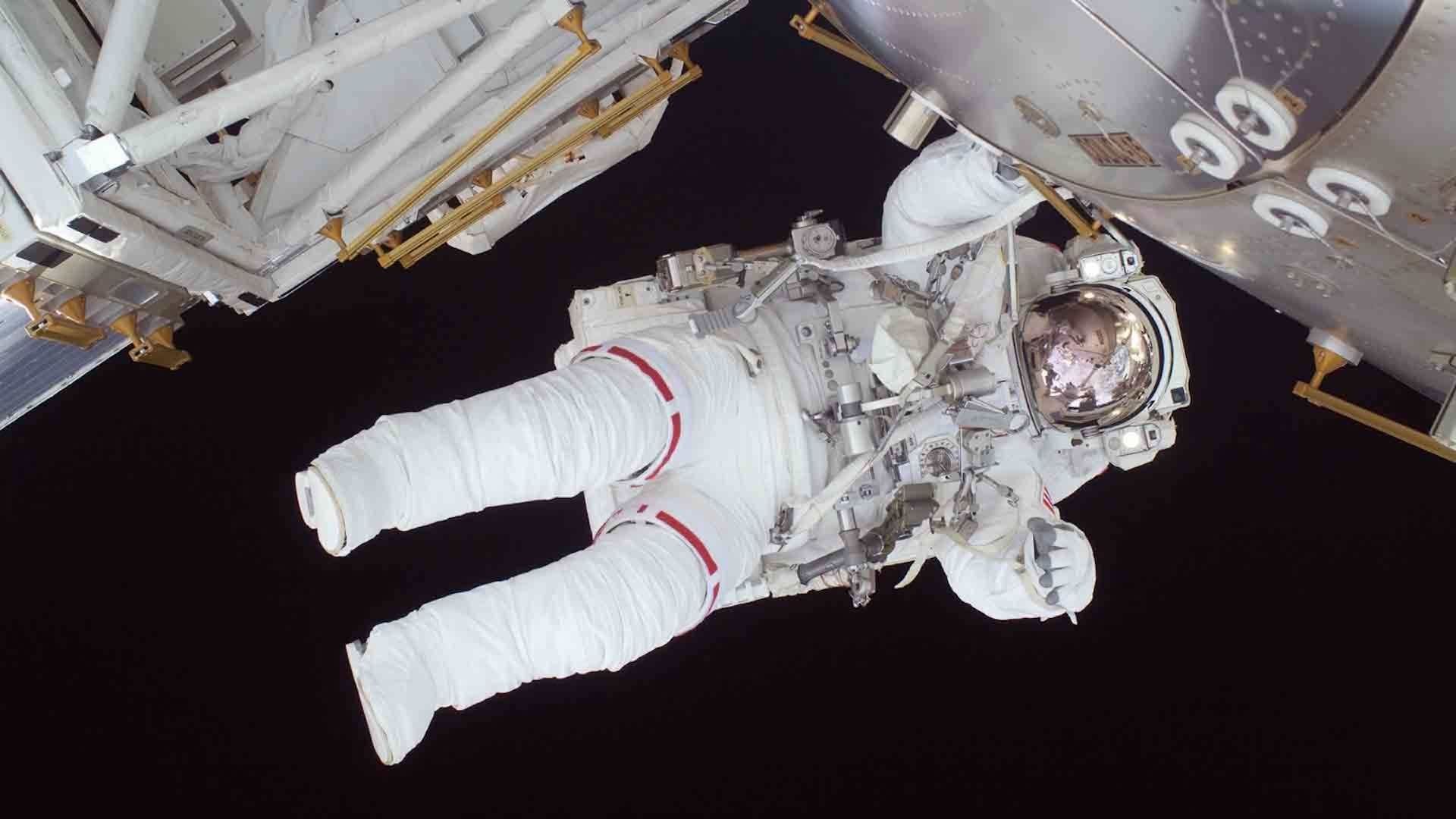 Astronauta durante una caminata espacial