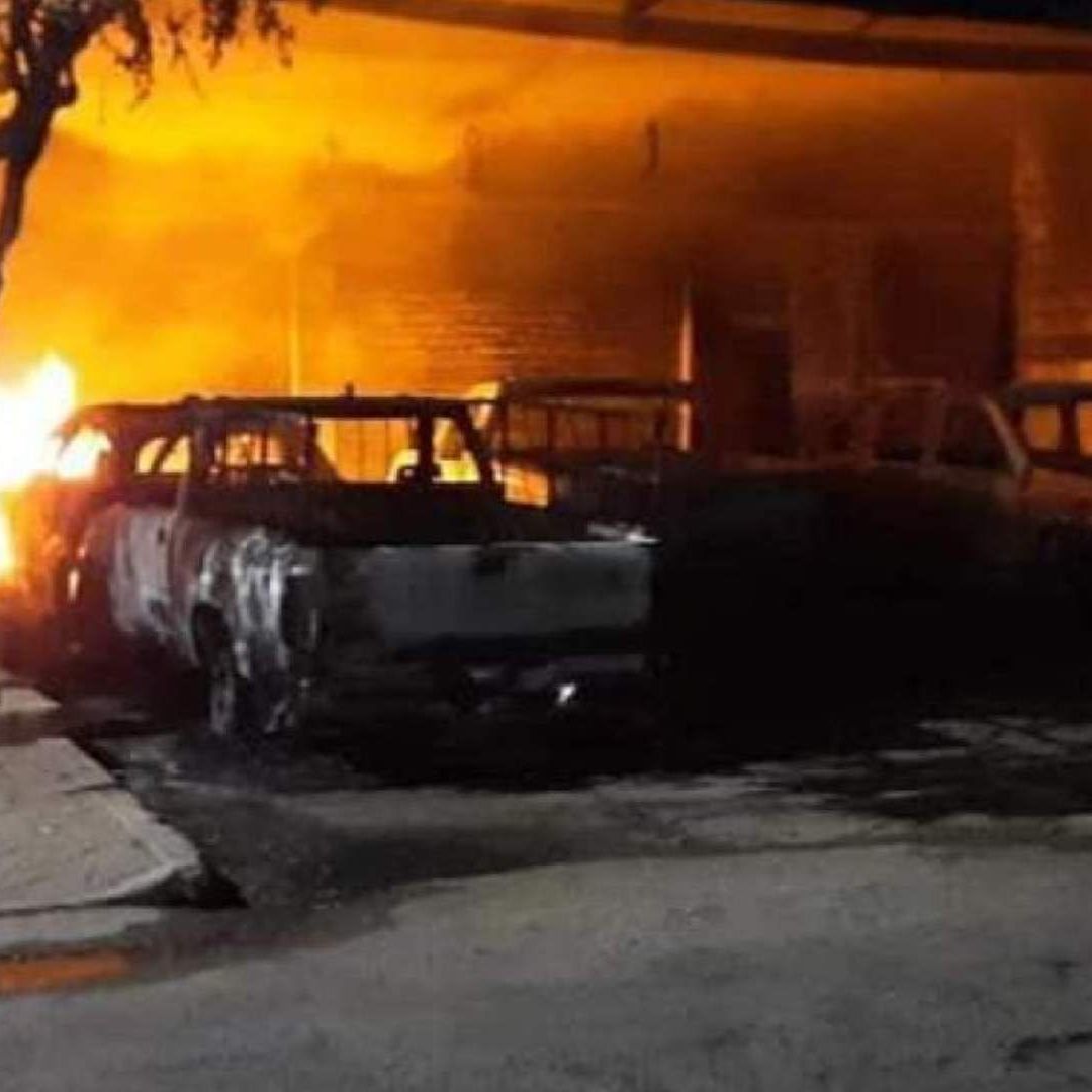 Hombres armados incendiaron autos en Tuzantla, Michoacán