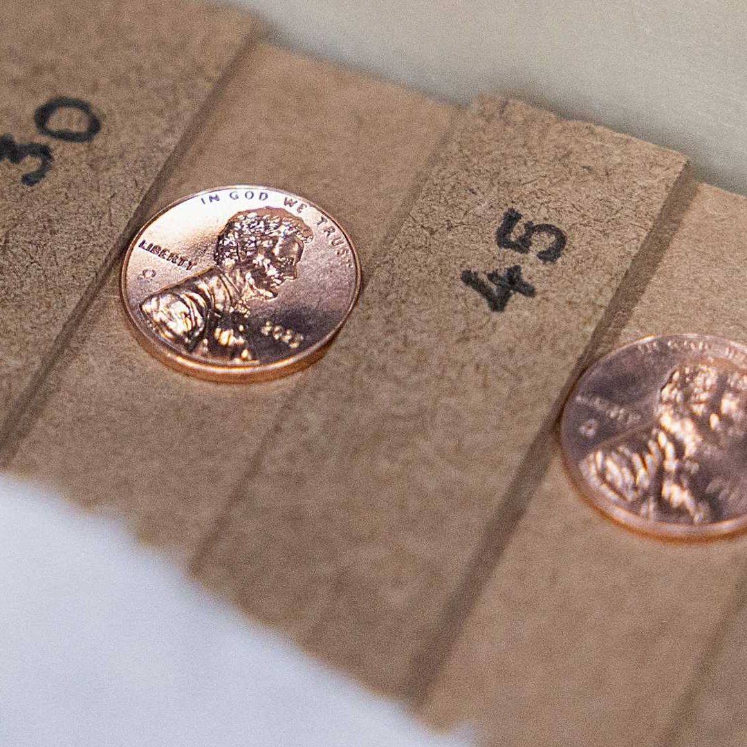 Dos de los últimos centavos acuñados en la Casa de la Moneda de Estados Unidos en Filadelfia. Foto: Reuters