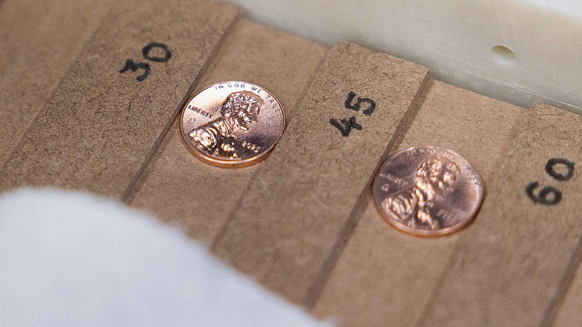Dos de los últimos centavos acuñados en la Casa de la Moneda de Estados Unidos en Filadelfia. Foto: Reuters