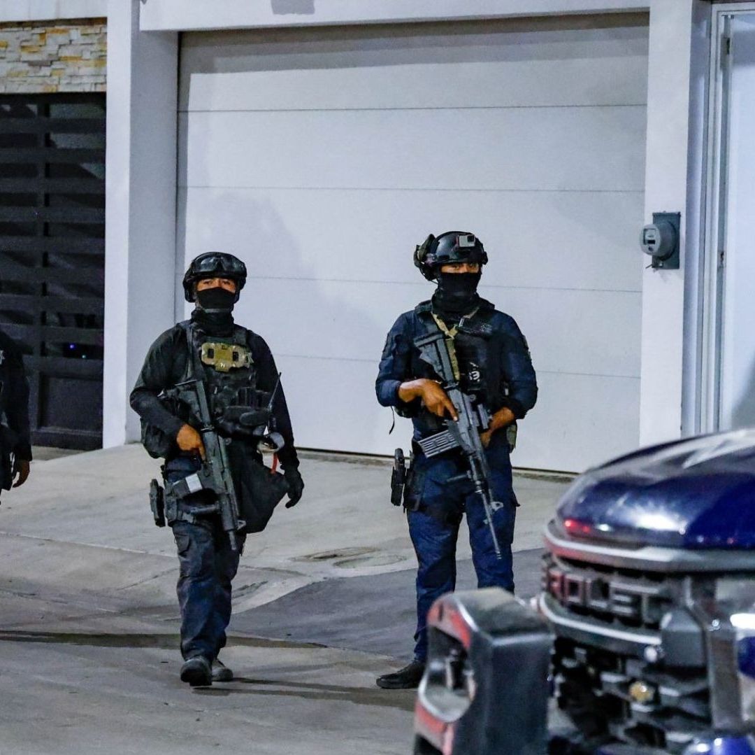 Tres personas portan armas.