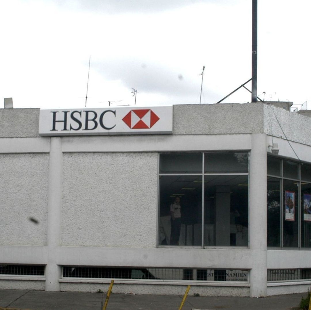 Un edificio blanco que tiene letras que dicen HSBC.