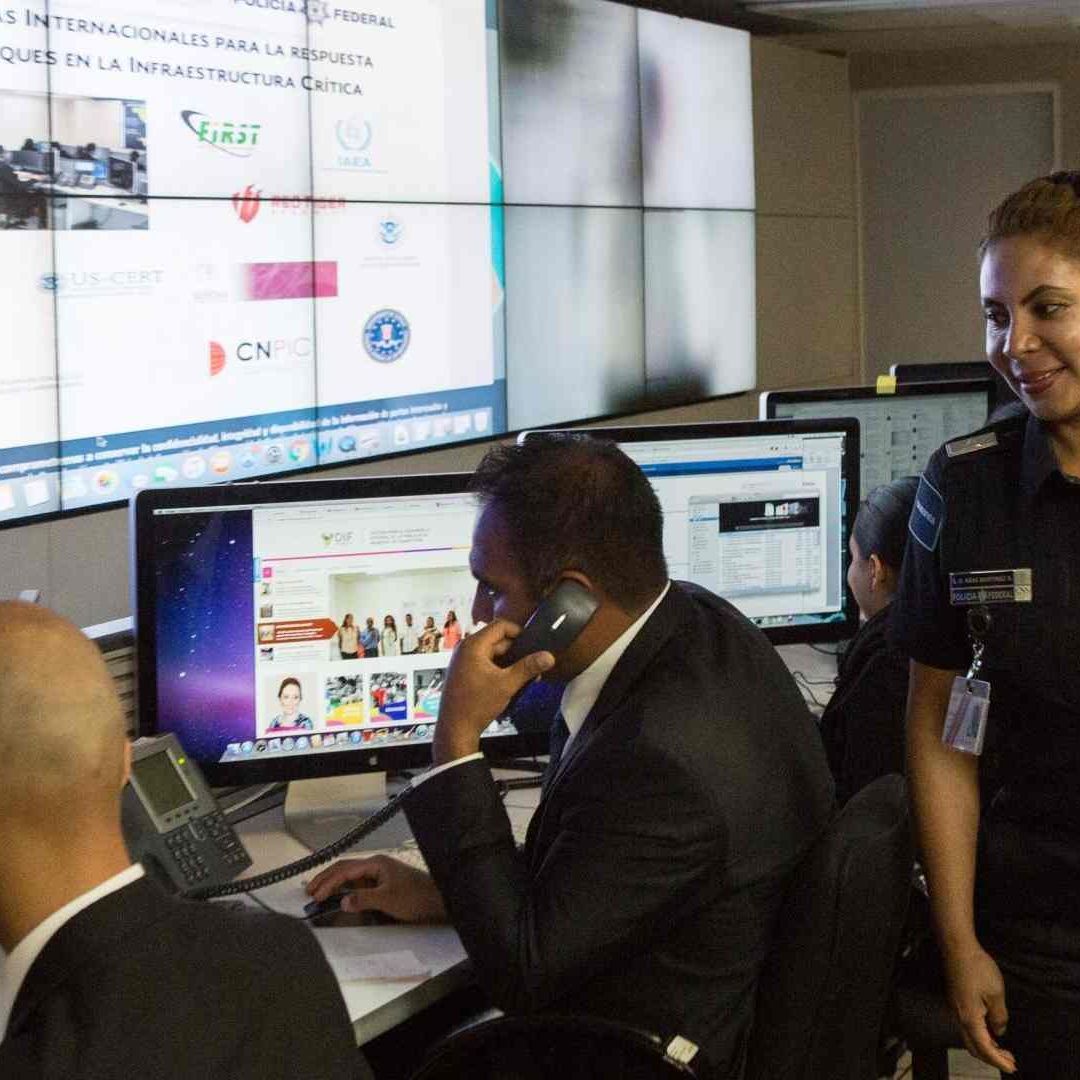 Policías federales enseñan técnicas sobre ciberseguridad