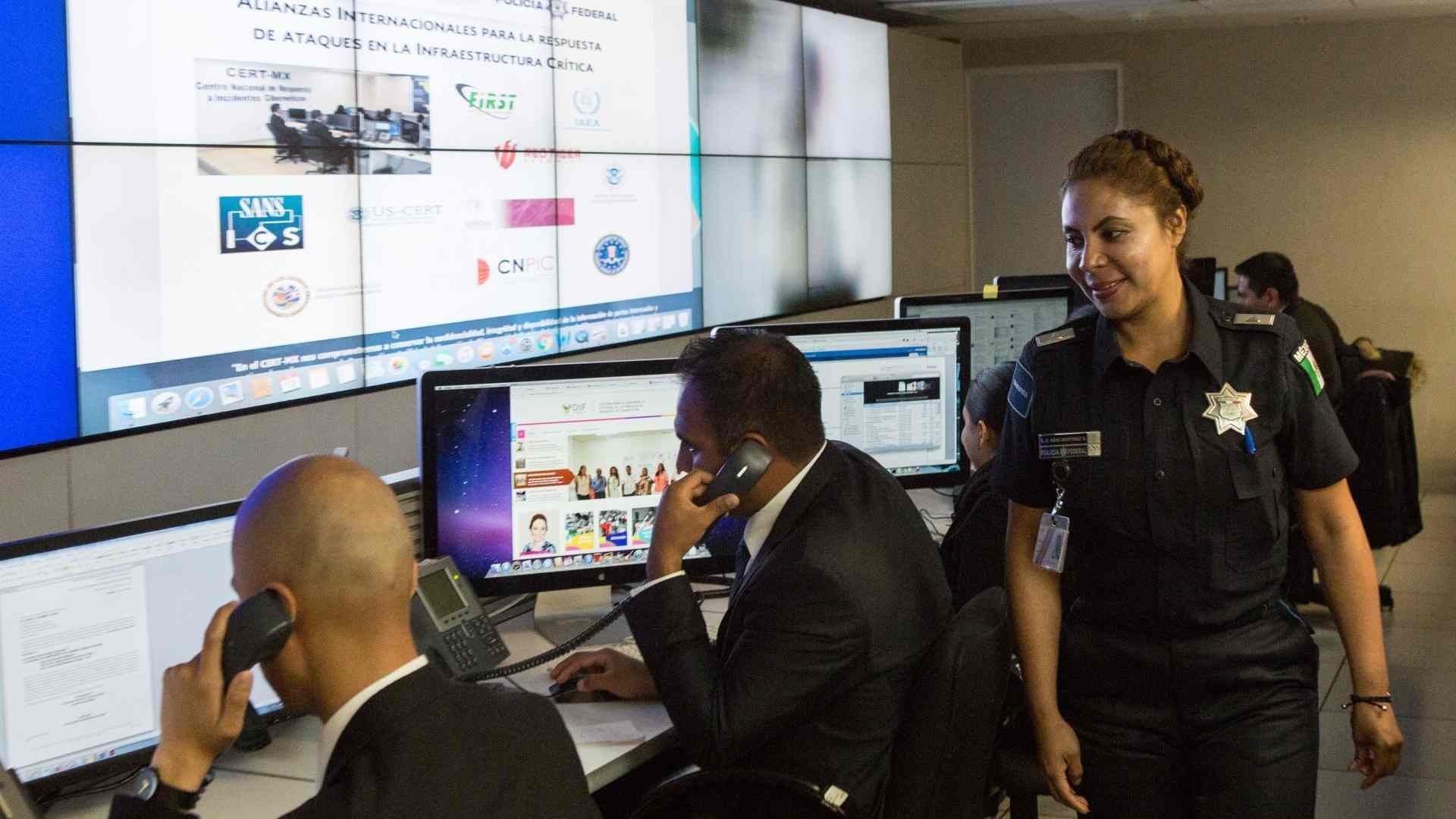Policías federales enseñan técnicas sobre ciberseguridad