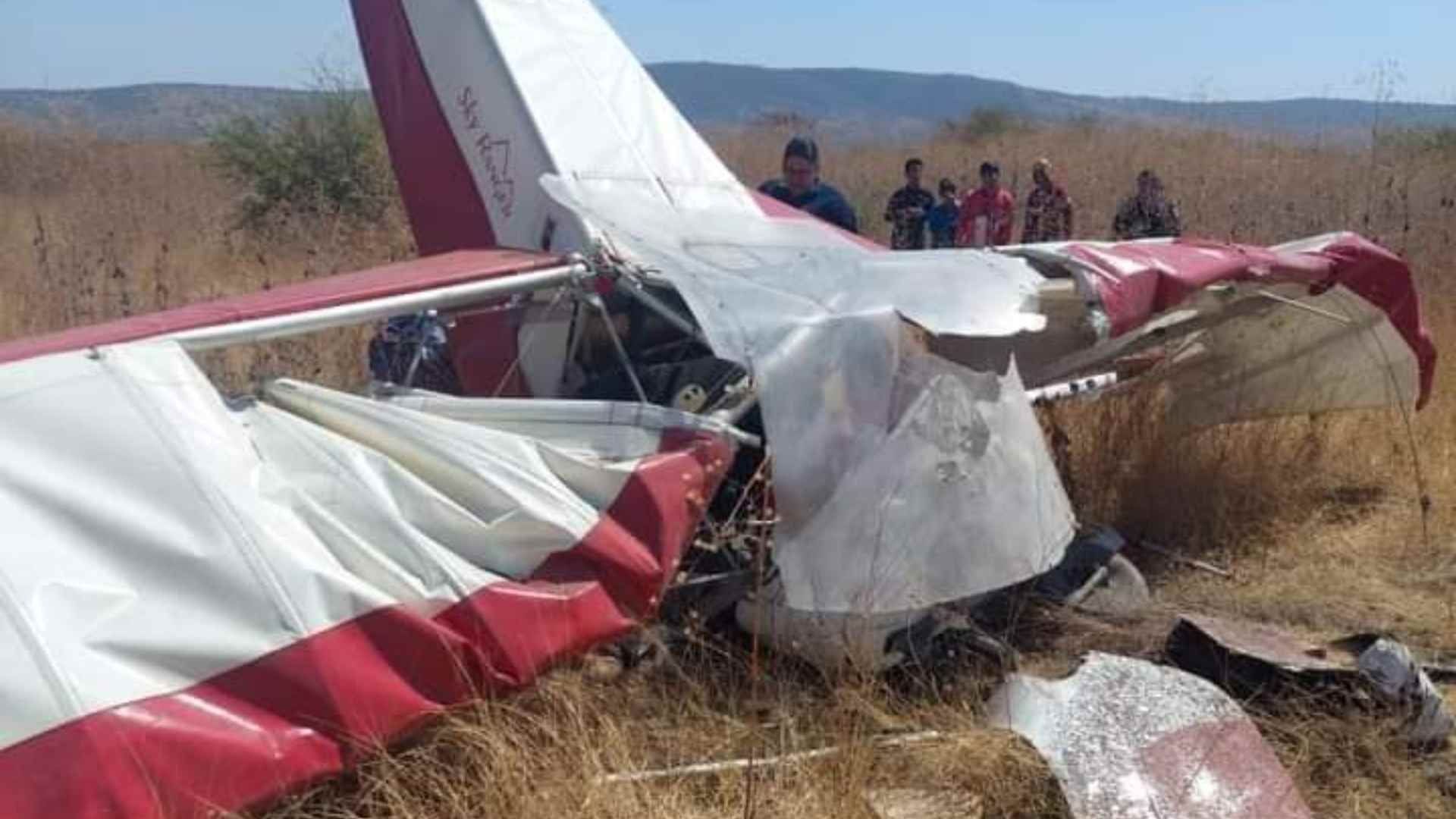 En el interior de la avioneta quedaron los cuerpos de dos hombres