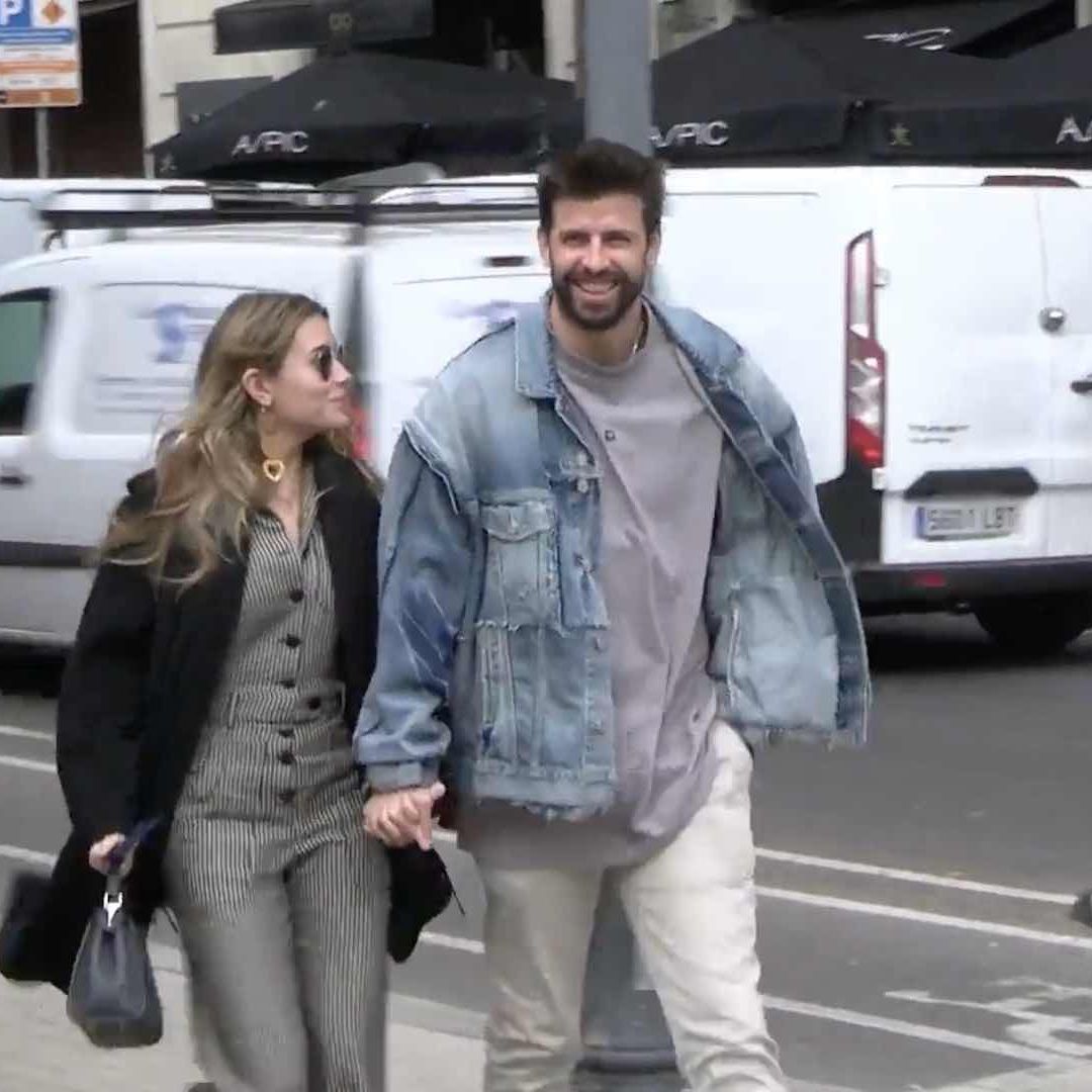 Clara Chía y Gerard Piqué caminan juntos por Barcelona
