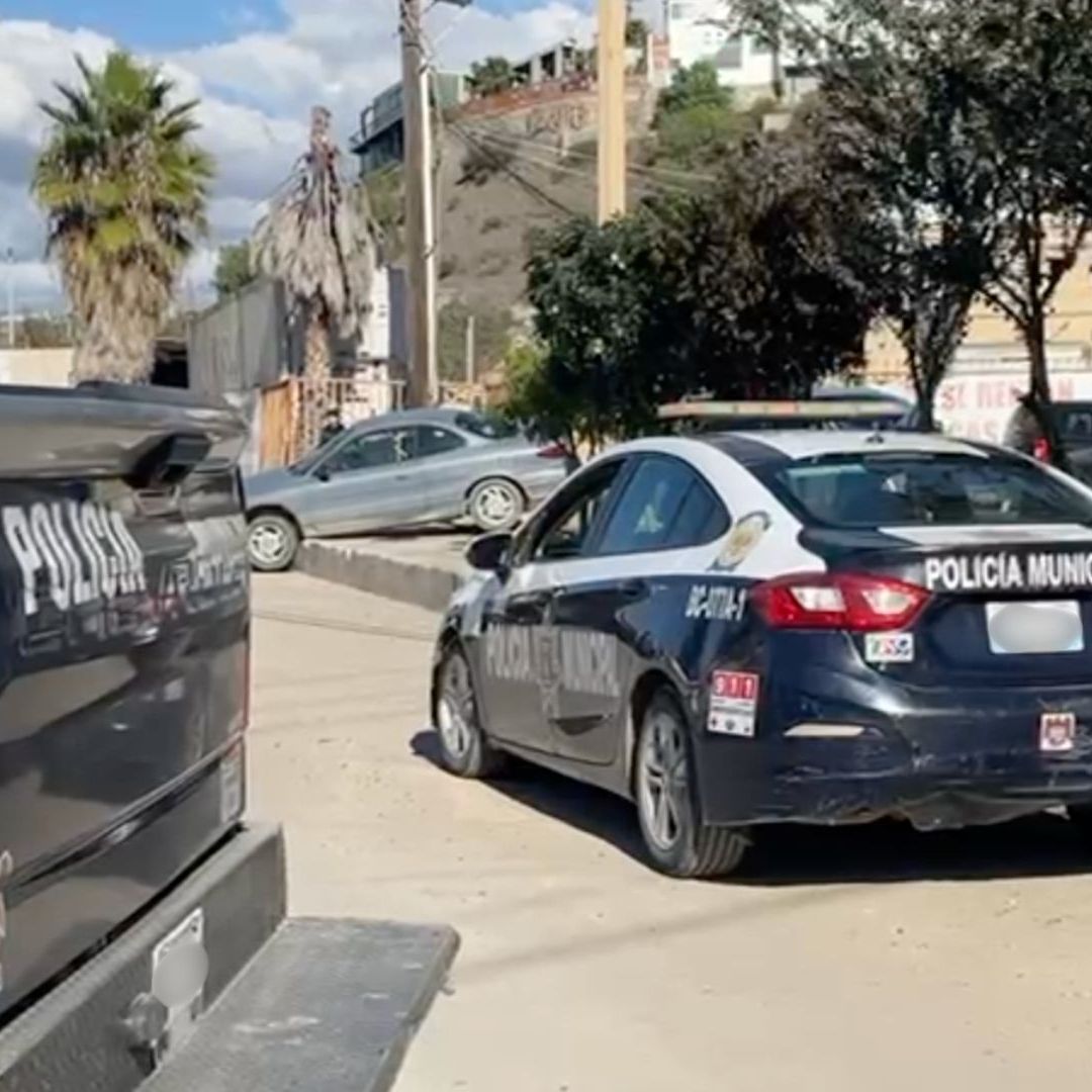 Dos Patrullas de Policía Afuera de Casa de Cambio en Tijuana tras Asalto
