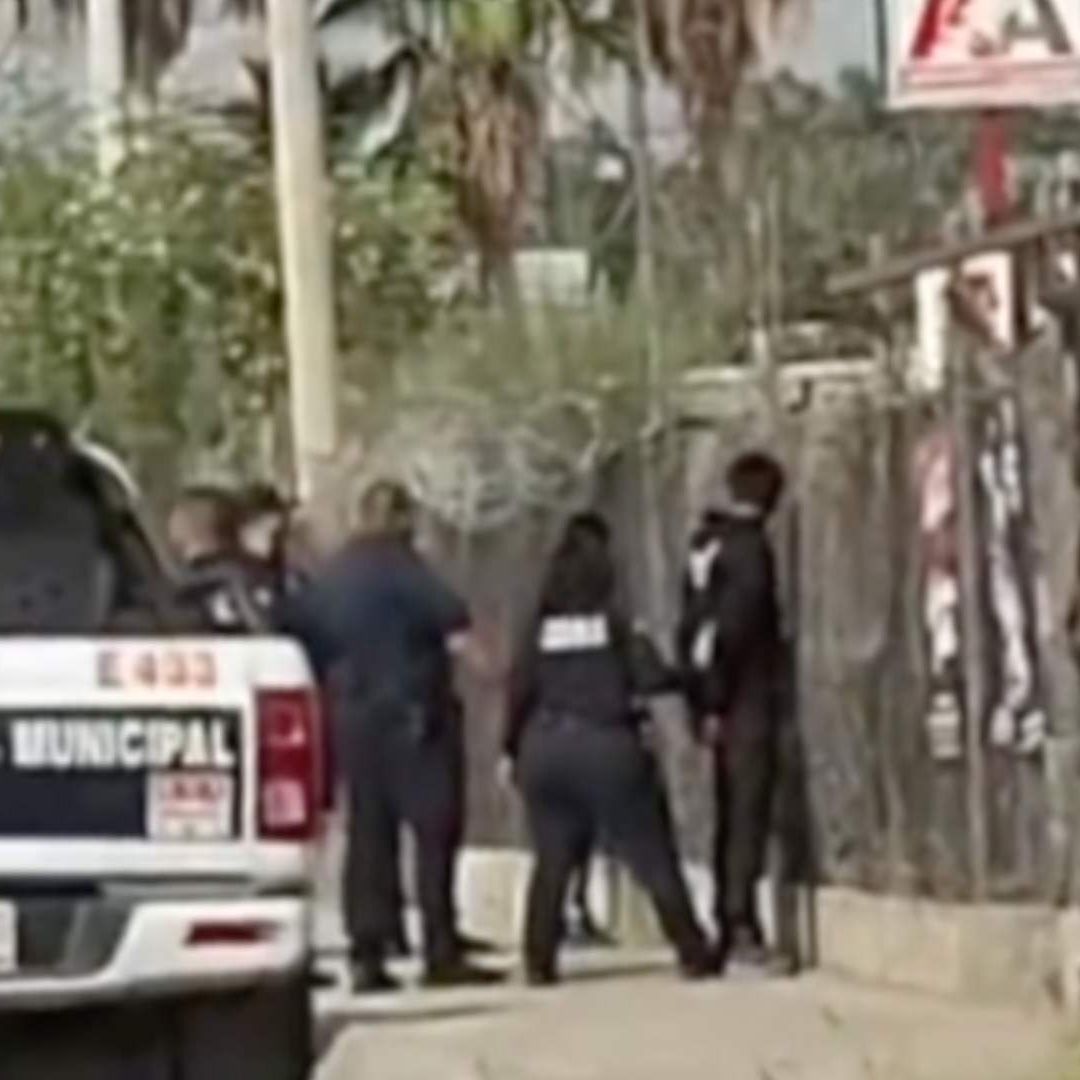 Detienen a Tres Sujetos Armados a Bordo de Vehículo con Reporte de Robo en Hermosillo