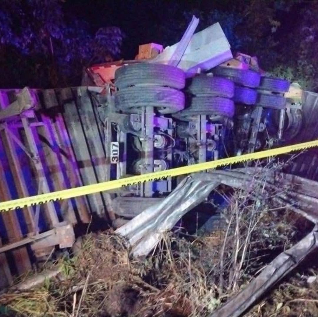 El operador habría perdido el control en una zona conocida por su alta peligrosidad terminando fuera del camino volcado.