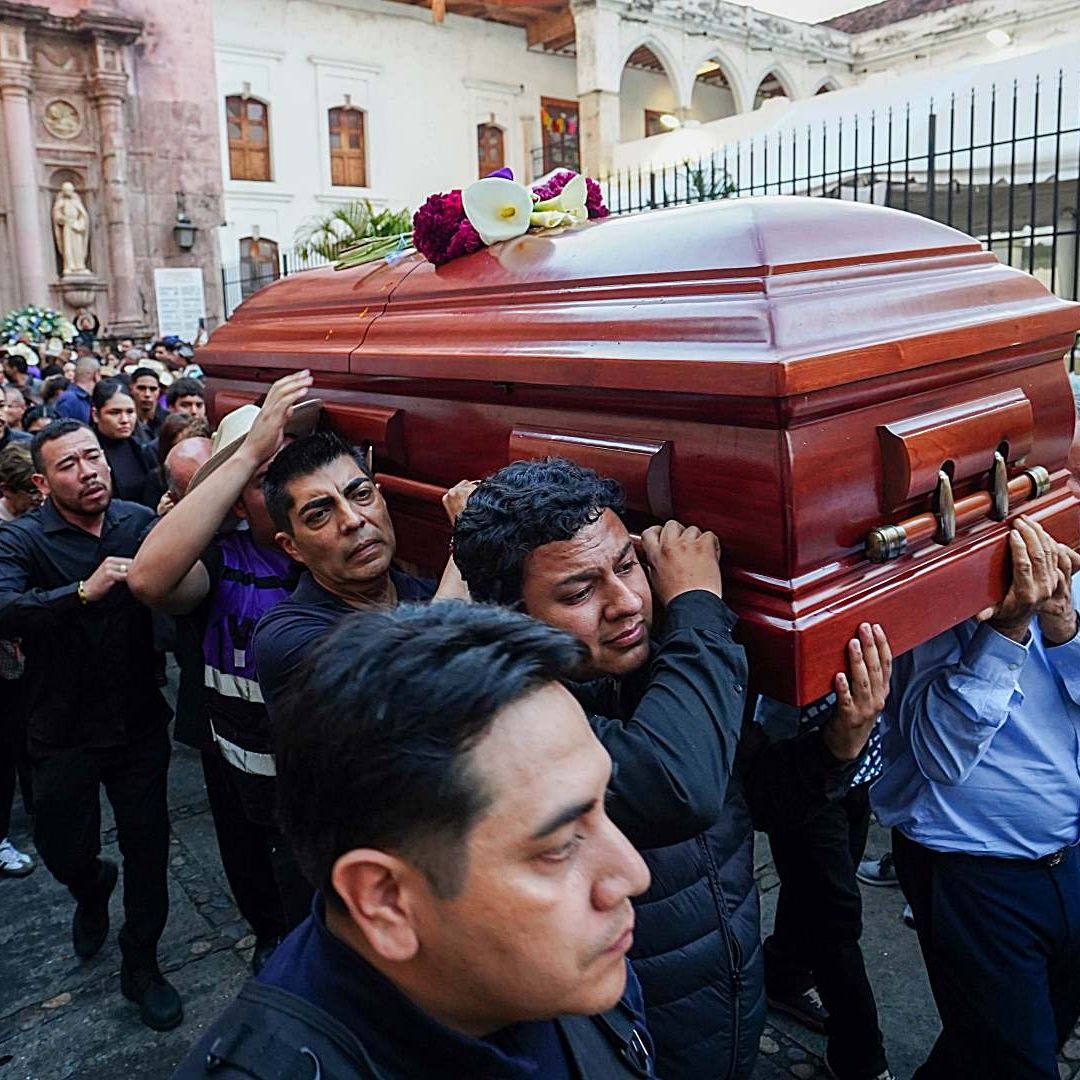 Féretro del alcalde Carlos Manzo luego de su asesinato en Uruapan. Foto: Cuartoscuro | Archivo