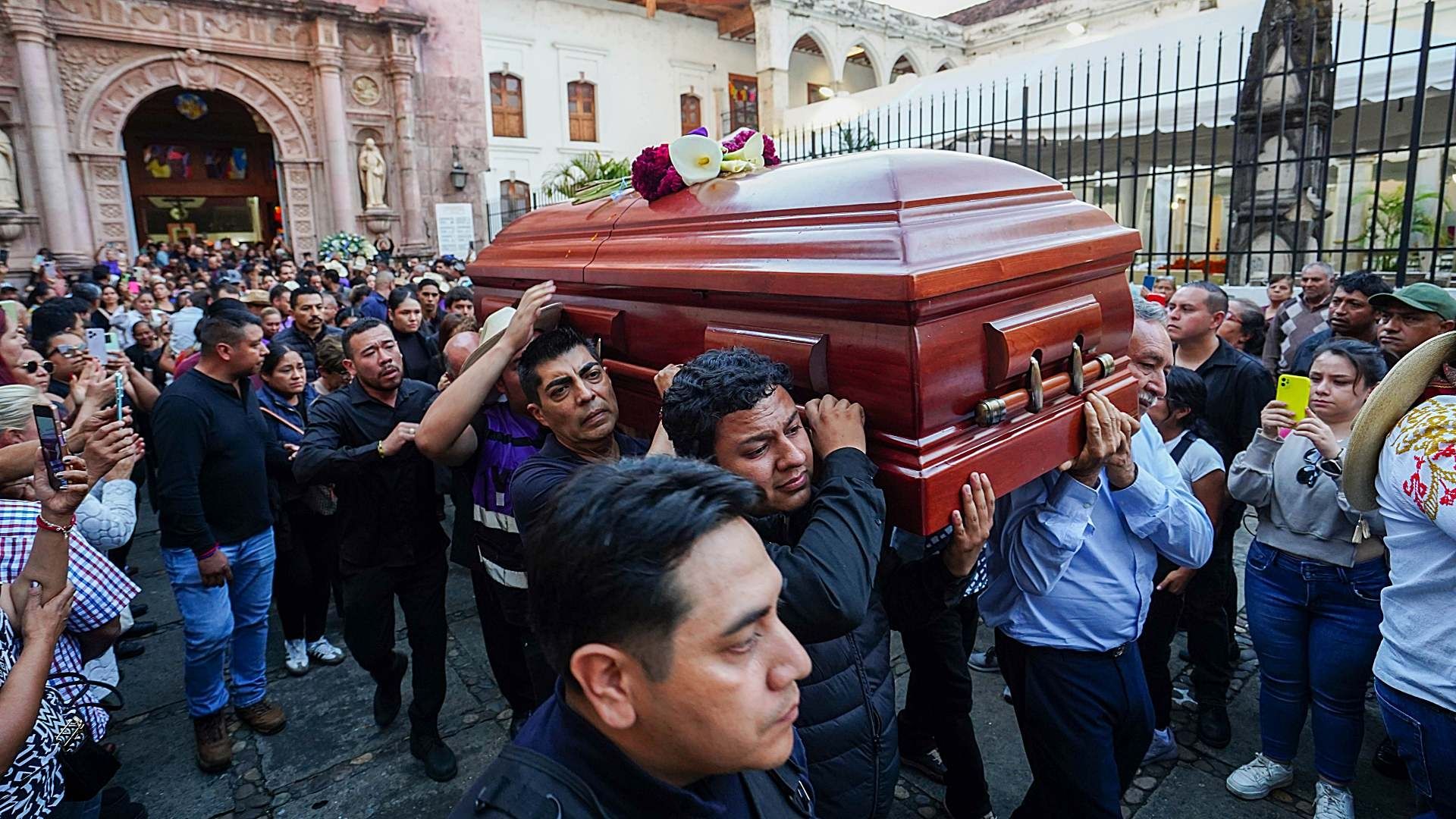 Féretro del alcalde Carlos Manzo luego de su asesinato en Uruapan. Foto: Cuartoscuro | Archivo