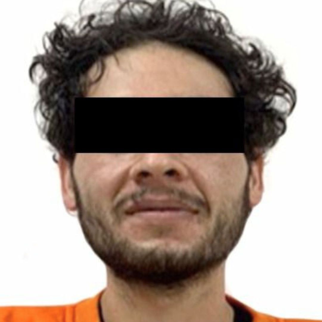 Un hombre con los ojos tapados con una cinta negra.