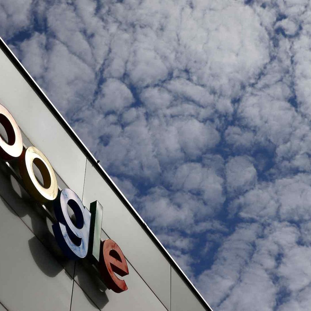 Edificio de Google fotografiado desde un plano contrapicado