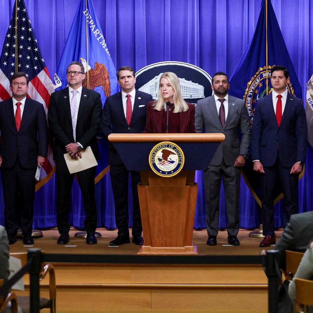 La fiscal general de Estados Unidos, Pam Bondi, y funcionarios estadounidenses durante conferencia en el Departamento de Justicia. Foto: Reuters