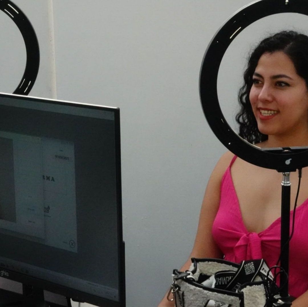 Una mujer se toma una foto está sonriendo.