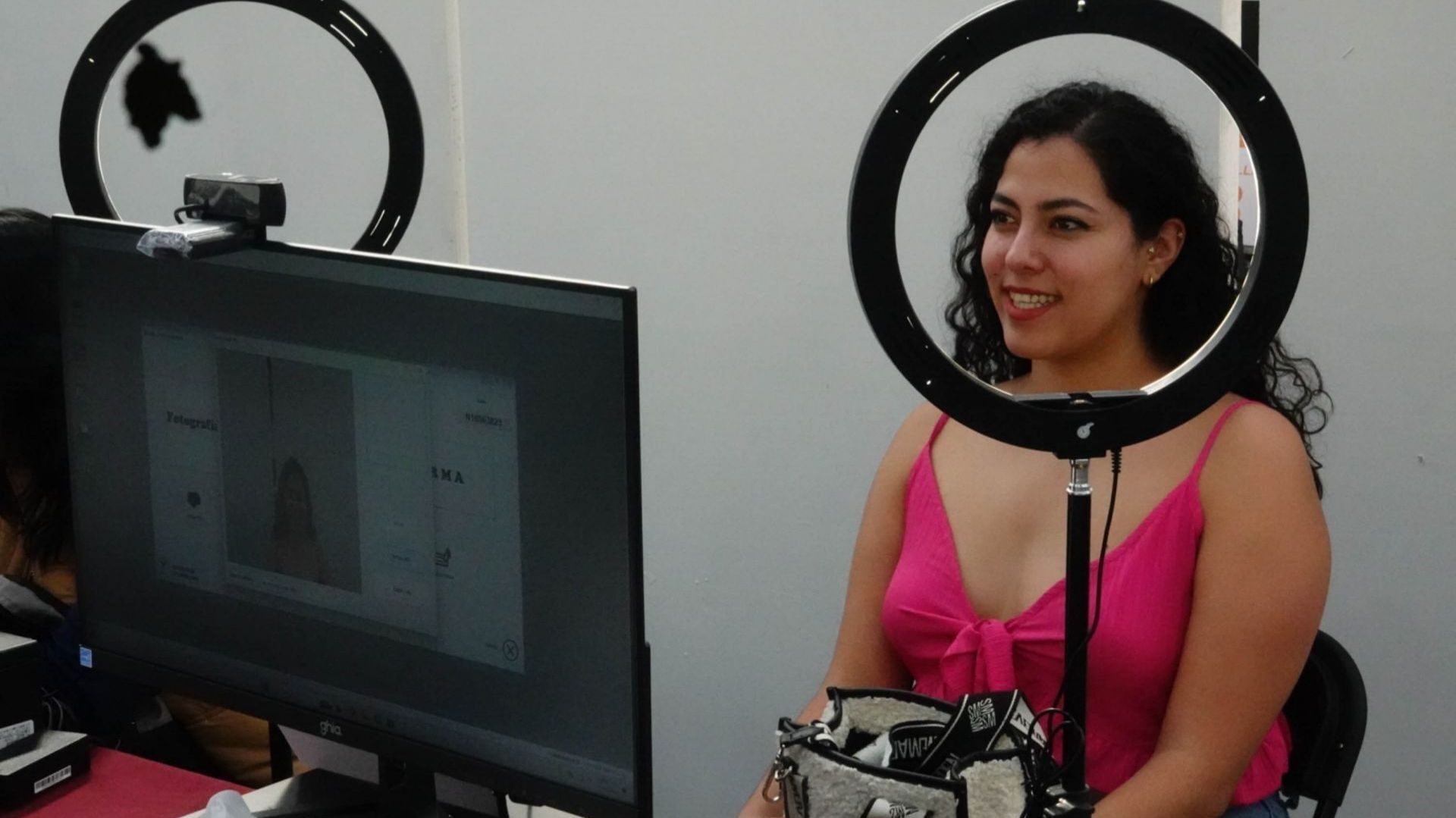Una mujer se toma una foto está sonriendo.
