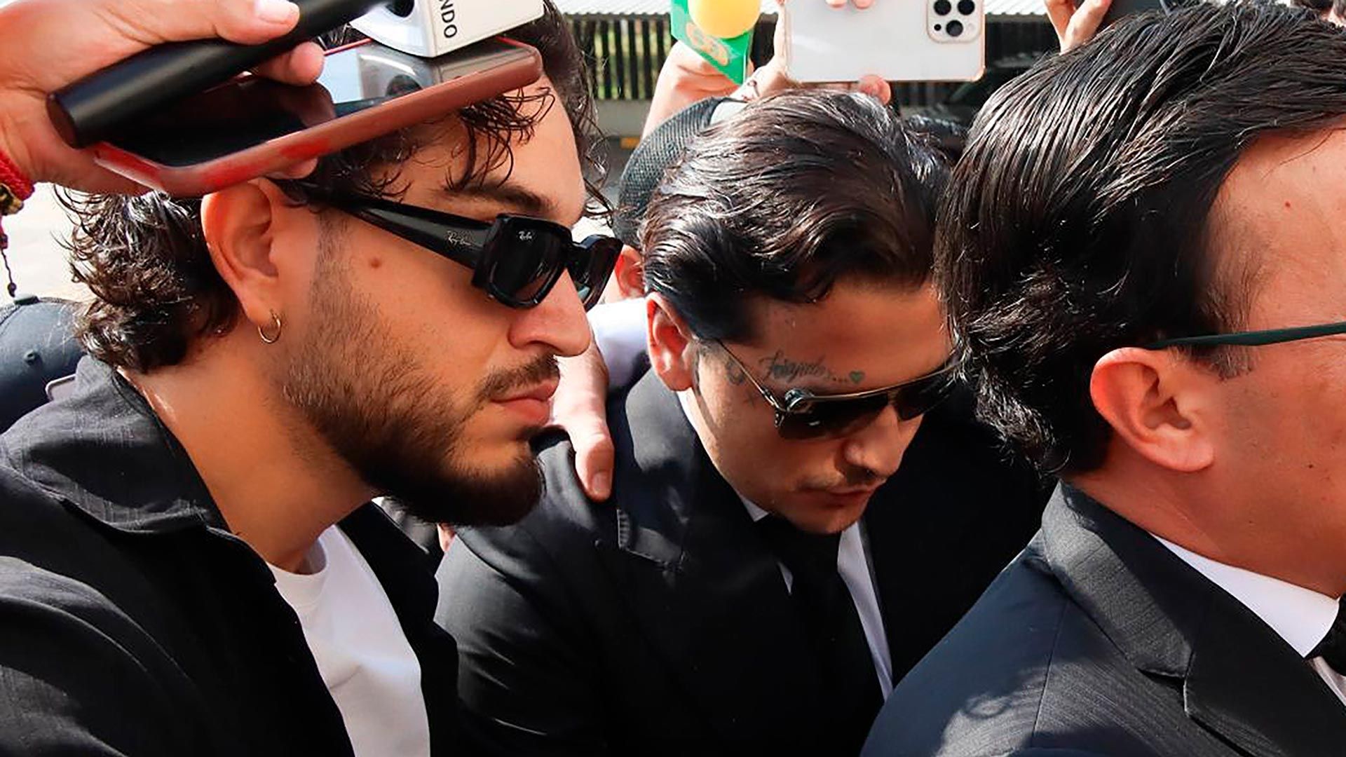 Christian Nodal enmedio de sus abogados