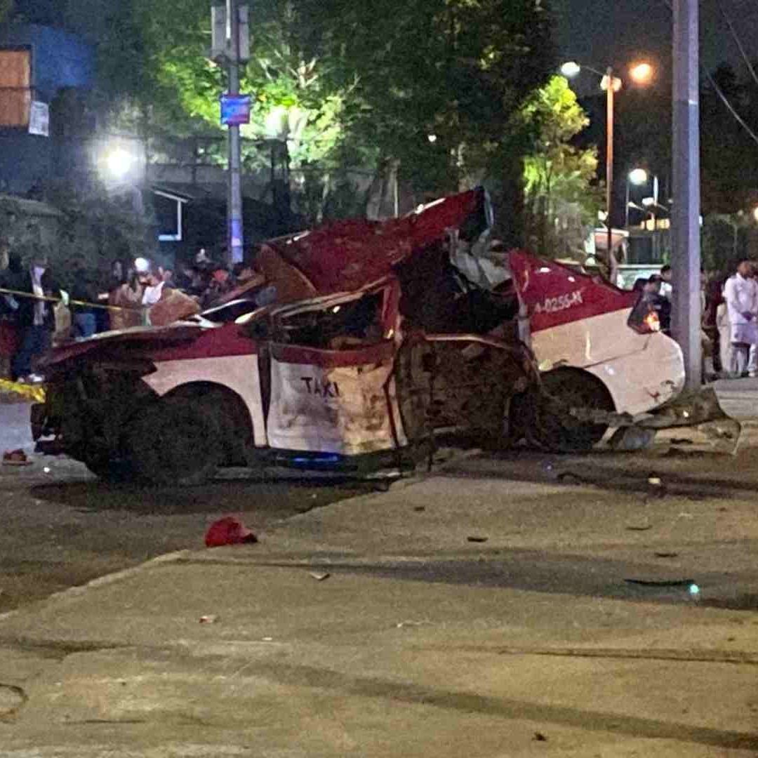 Taxi choca contra árbol en Periférico Sur y deja cinco muertos
