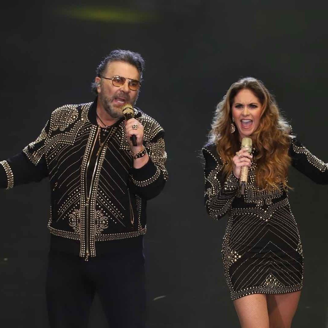 Mijares y Lucero juntos durante una presentación en vivo