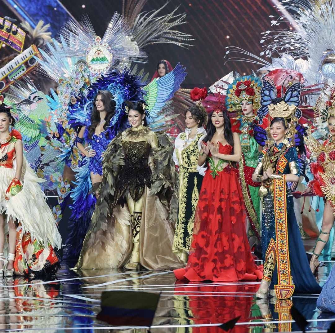 Participantes de Miss Universo en la competencia de Traje Nacional