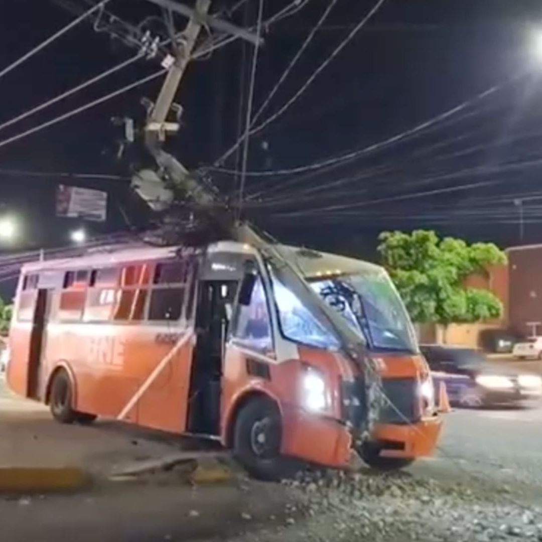 Un transporte urbano de la línea 4 chocó contra un poste en el bulevar Solidaridad al sur de Hermosillo, hasta el momento se reportan 6 personas lesionadas.