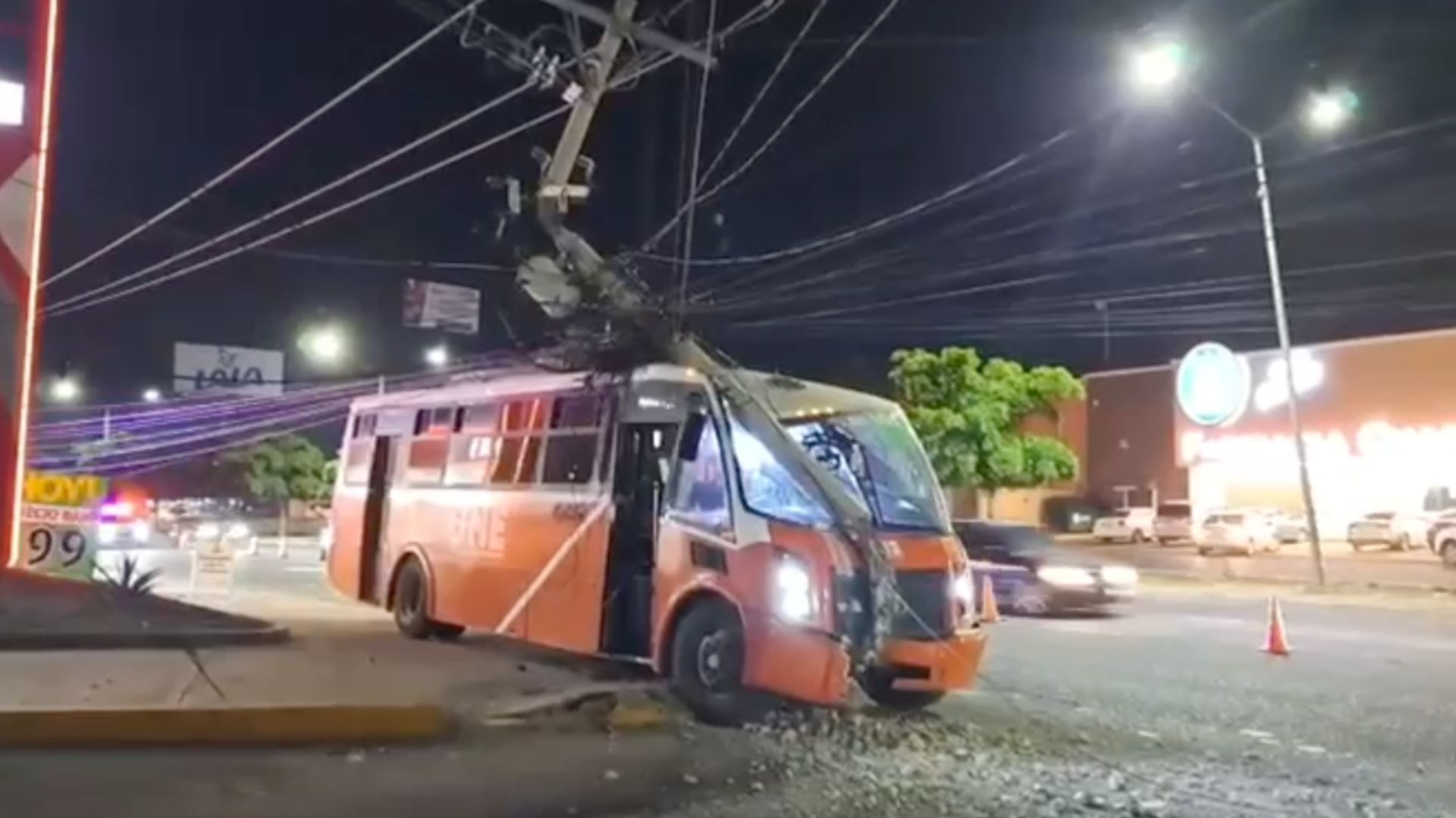 Un transporte urbano de la línea 4 chocó contra un poste en el bulevar Solidaridad al sur de Hermosillo, hasta el momento se reportan 6 personas lesionadas.