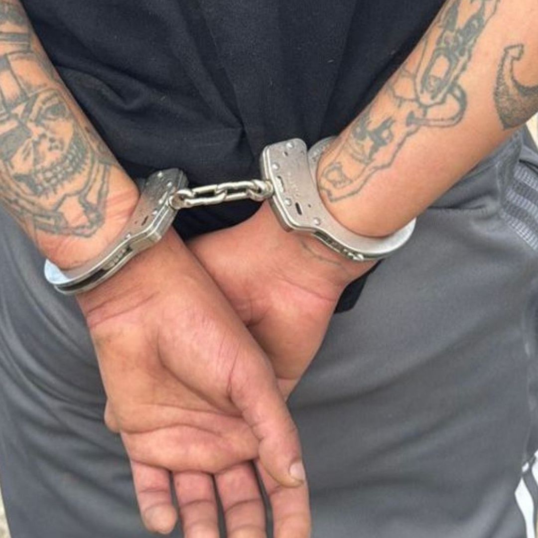 Hombre Esposado por Robar a Mujer Taxista